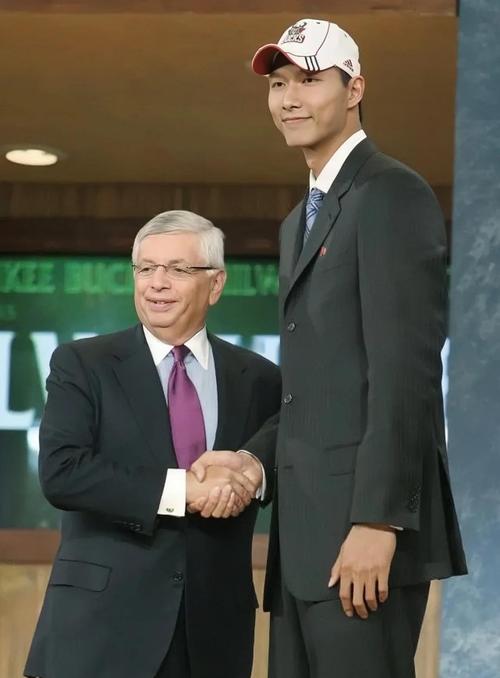 易建联哪一年进入cba,易建联在cba打了几个赛季